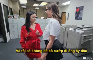 ?? Huấn luyện con đĩ, khoe bộ ngực lớn gợi cảm của bạn và đeo vòng cổ để cho chàng trai ấn xuống và chơi với bộ ngực của cô ấy, quan hệ tình dục với cô ấy, sau đó quan hệ tình dục qua đường hậu môn và bộ ngực của cô ấy và tạo ra những tiếng động bẩn thỉu