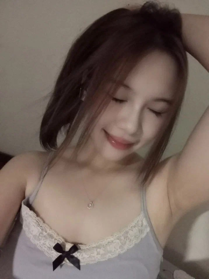 Lặng nhìn em bị địt mà buồi anh chỉ biết cửng